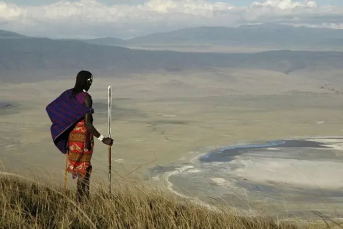 Masaai krijger kijkt over de Ngorongoro krater