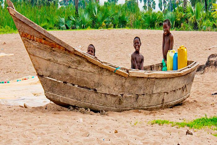 Oeganda reis kinderen vissersboot